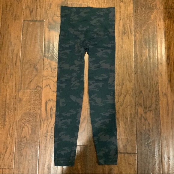 SPANX Leggings in Dark Camo - Picture 1 of 4